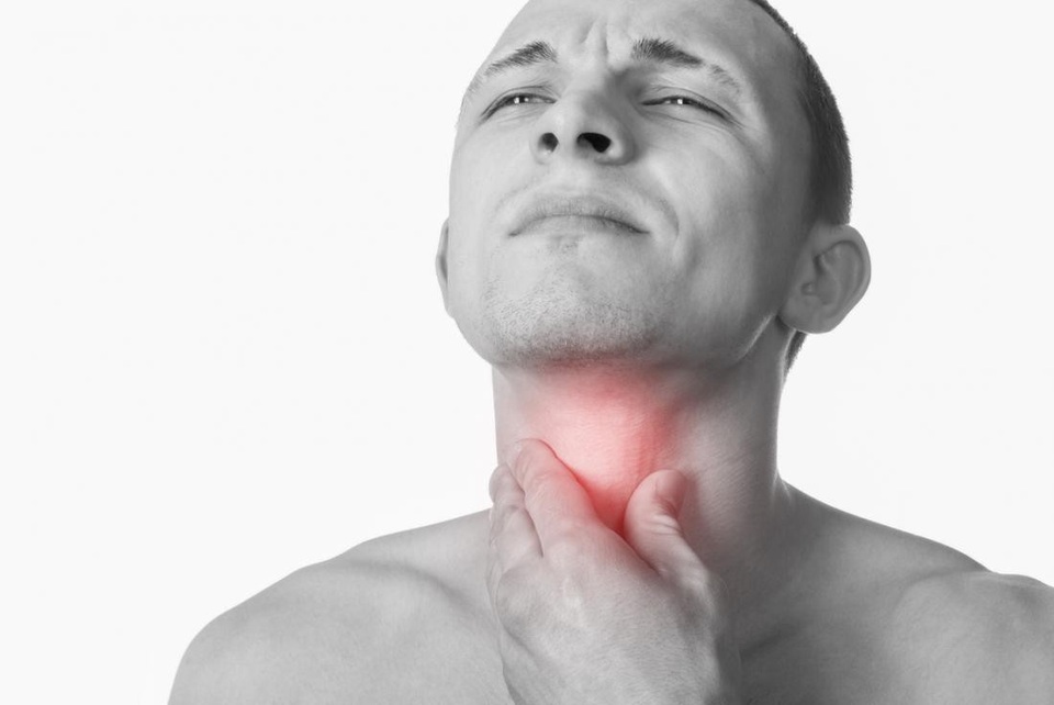 Những dấu hiệu sớm của ung thư miệng - 1 Nên đi khám bác sĩ nếu thấy bị khó nuốt và đau nhức vùng họng.
