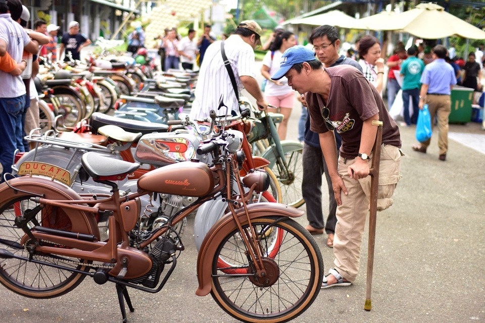 Vị khách đặc biệt này tuy đi lại khá khó khăn nhưng vì đam mê cũng tìm đến với ngày hội