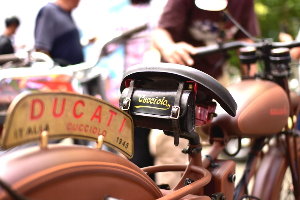 Dòng xe của hãng Ducati thuộc hàng “thất thập cổ lai hy” thu hút mọi ánh nhìn khi được “mông má” lại khá chỉn chu và bắt mắt với màu nâu đất