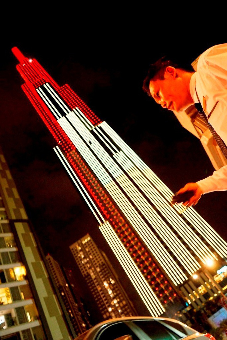 Bên ngoài tòa nhà, lực lượng an ninh, thậm chí cả nhân viên tòa tháp cũng lao ra đường điều tiết giao thông vì lượng xe quá tải