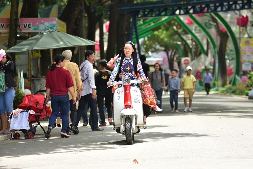 Một áo dài duyên dáng và cực cá tính bên chiếc xe cổ trong buổi diễu hành