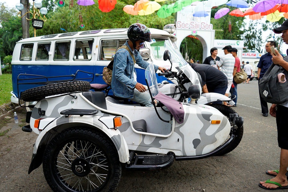 “Khi vào cua, lực ly tâm sẽ dồn sang bên trái nên rất dễ lật xe, theo đó người điều khiển xe Sidecar khi vào cua phải nghiêng người sang bên phải một chút để bù cho trọng lực bị mất khi dồn sang trái, như vậy sẽ đảm bảo an toàn hơn cho bạn khi vào cua. Ngoài ra, cái khó xe nàynằm ở hệ thống điện và khi nóng máy rất dễ cháy bugi. Vì vậy, loại xe này chỉ chạy đoạn đường ngắn ở địa hình rừng núi. Bây giờ, người chơi đã cách tân và chế tạo sang hệ thống điện bán dẫn giúp cho chiếc xe có thể chạy được những cung đường dài từ Bắc vào Nam”, một tay chơi xe Ural chia sẻ.