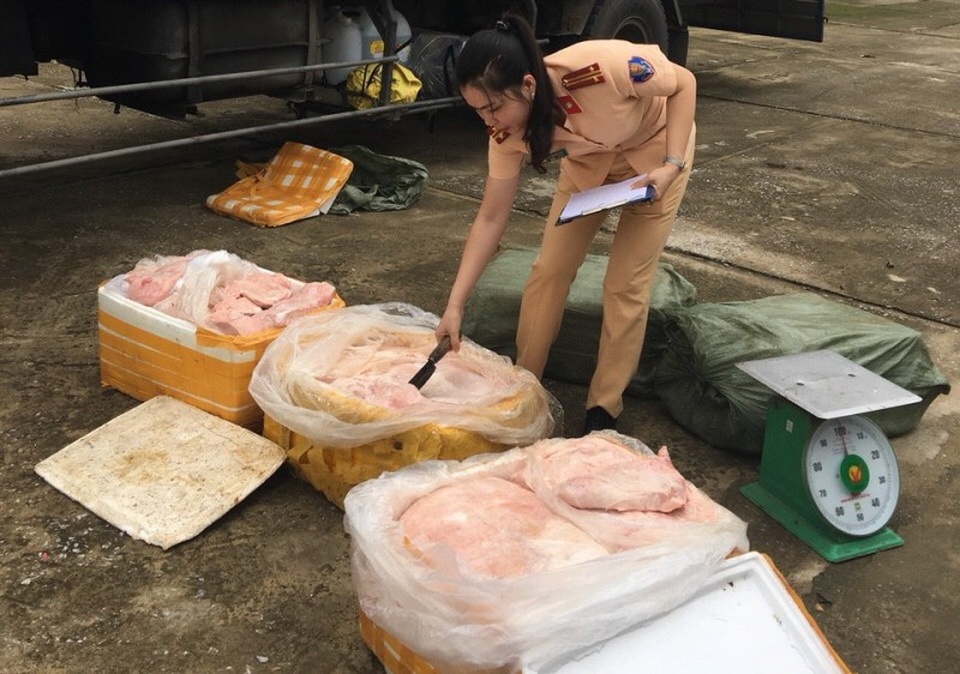 Vận chuyển 2,5 tấn thịt, bì lợn bốc mùi hôi thối đi tiêu thụ - 1 Toàn bộ thực phẩm đã bốc mùi hôi thối...