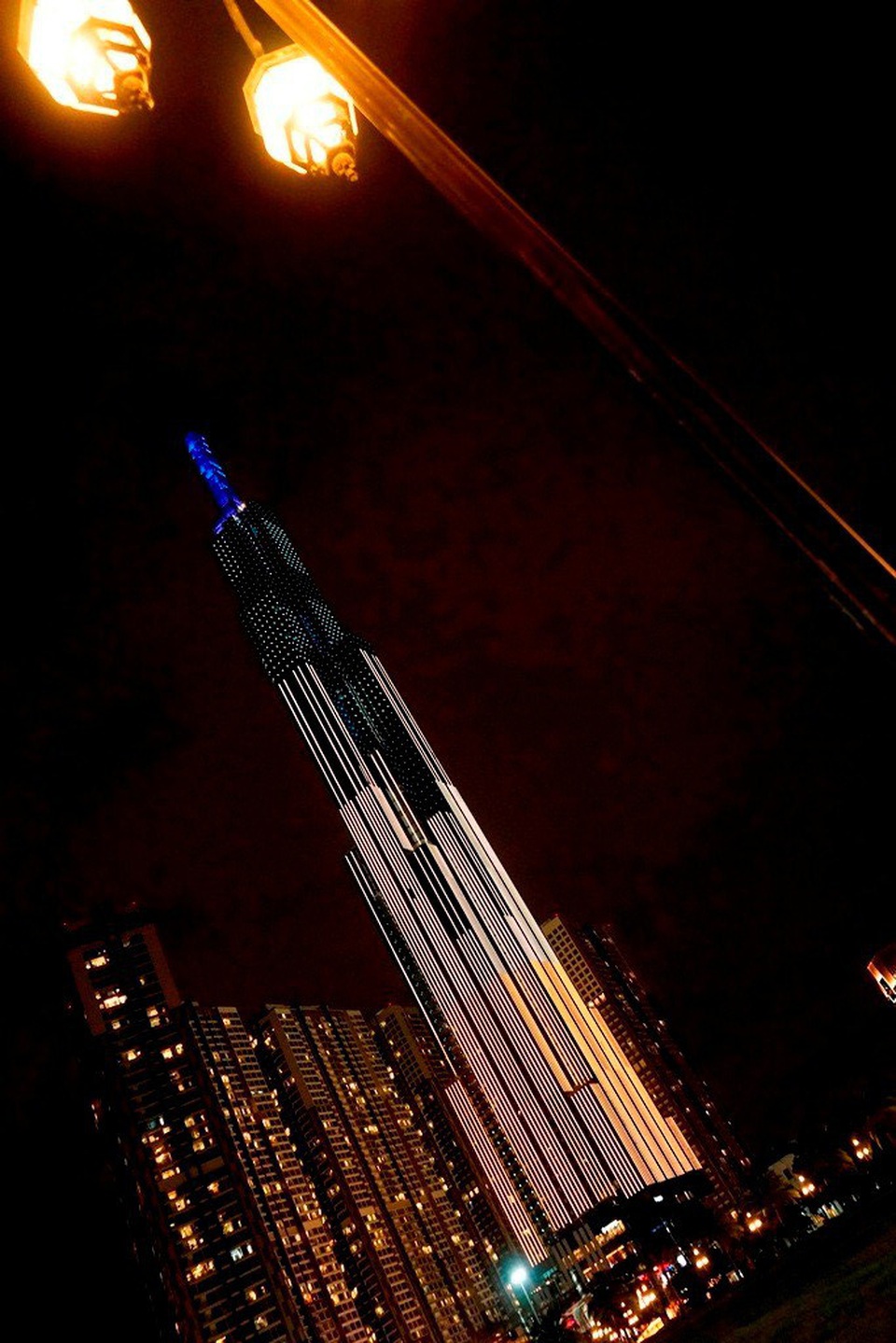 Đây là trung tâm thương mại được thiết kế cao cấp bậc nhất với ứng dụng hệ thống đèn trần LED có thể trình diễn hiệu ứng chuyển động ánh sáng độc đáo lần đầu tiên xuất hiện tại Việt Nam.