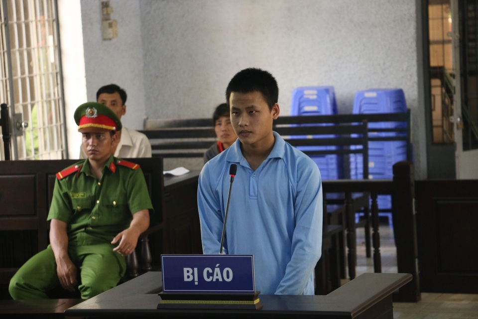 Được bé gái 12 tuổi đồng ý cho “yêu”, 2 trai làng lĩnh án - 1 Bị cáo Bình tại phiên tòa