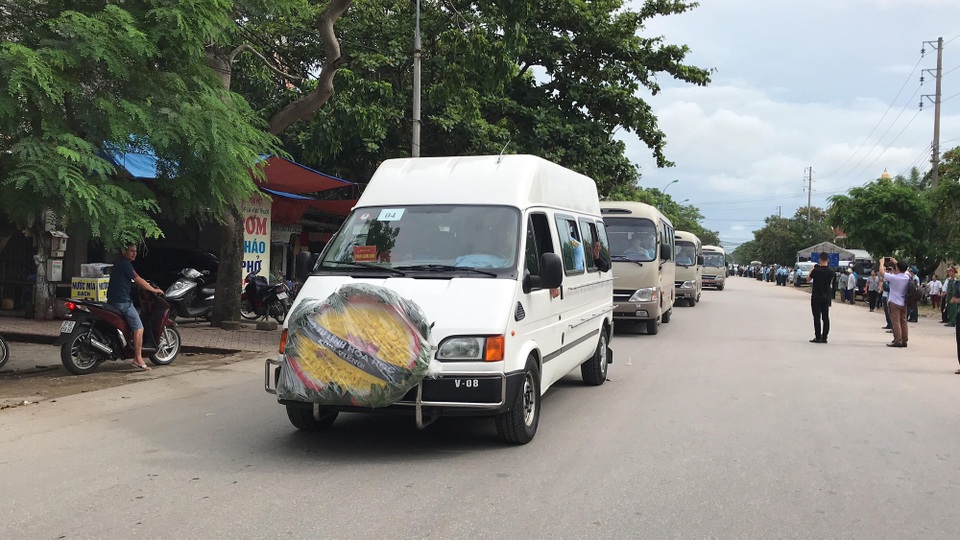 Xúc động Lễ truy điệu hai phi công hy sinh - 16
Hơn 9h, gia đình và đồng đội tiễn đưa 2 phi công về quê nhà ở Thái Bình và Hà Nội.