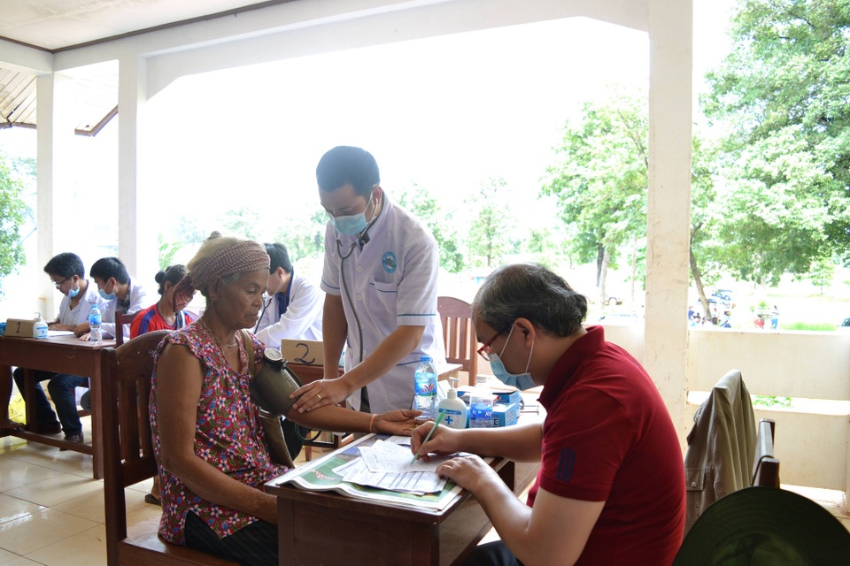 Bác sĩ Việt Nam thâu đêm cứu chữa nạn nhân vụ vỡ đập thủy điện - 2 
Các bác sĩ Việt Nam giúp khám chữa bệnh cho người dân vùng xảy ra lũ lụt.