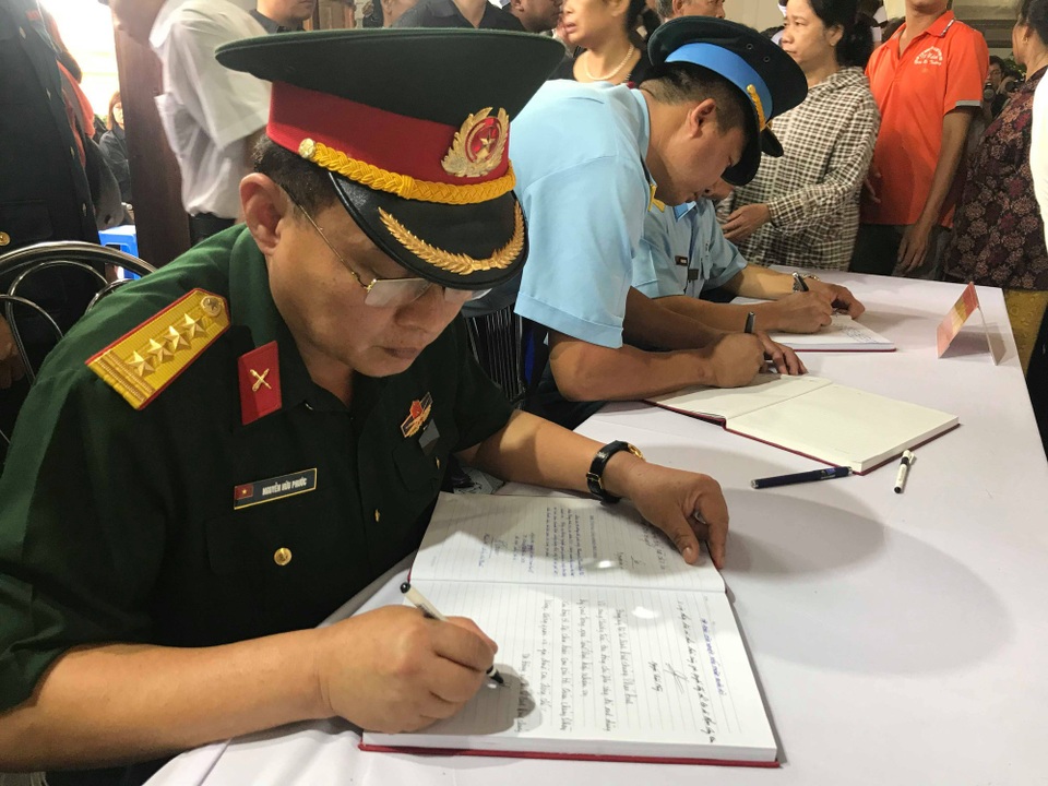 Xúc động Lễ truy điệu hai phi công hy sinh - 7
Ghi lời tiễn biệt trong sổ tang.
