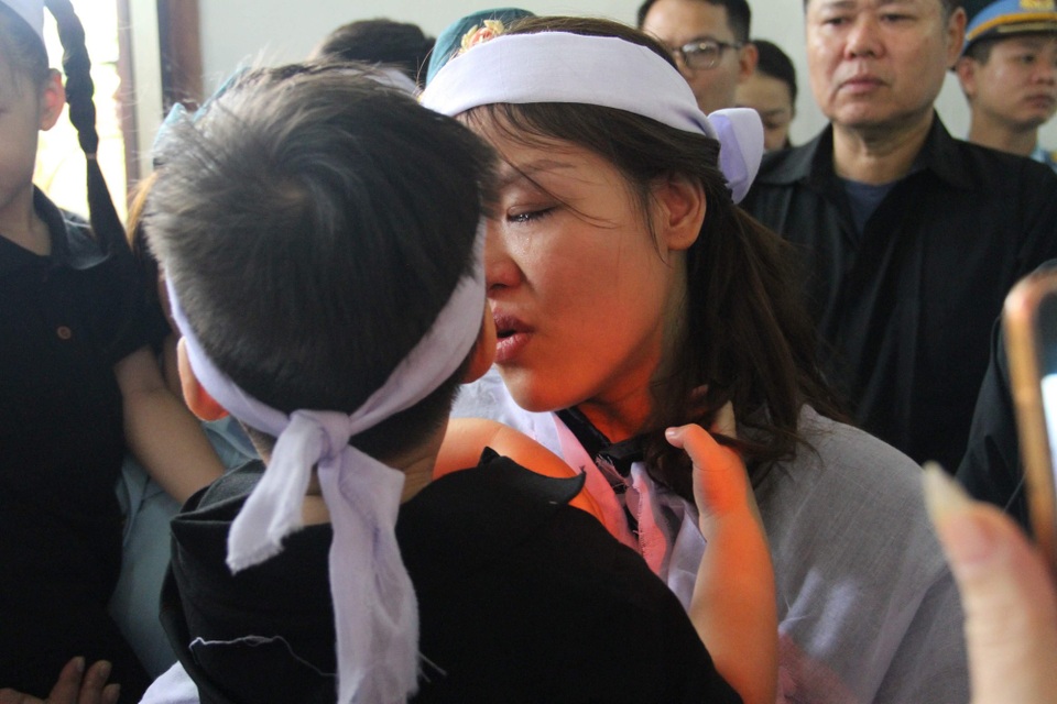 Hai phi công hy sinh: Đầu bạc tiễn đầu xanh, trẻ thơ khóc tìm bố - 10 
Vợ khóc chồng, con trẻ tìm cha (Ảnh: Nguyễn Duy)