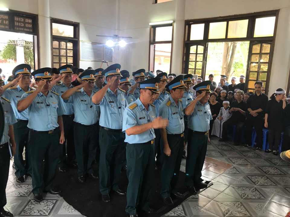 Xúc động Lễ truy điệu hai phi công hy sinh - 4
Đồng đội vào viếng các anh.