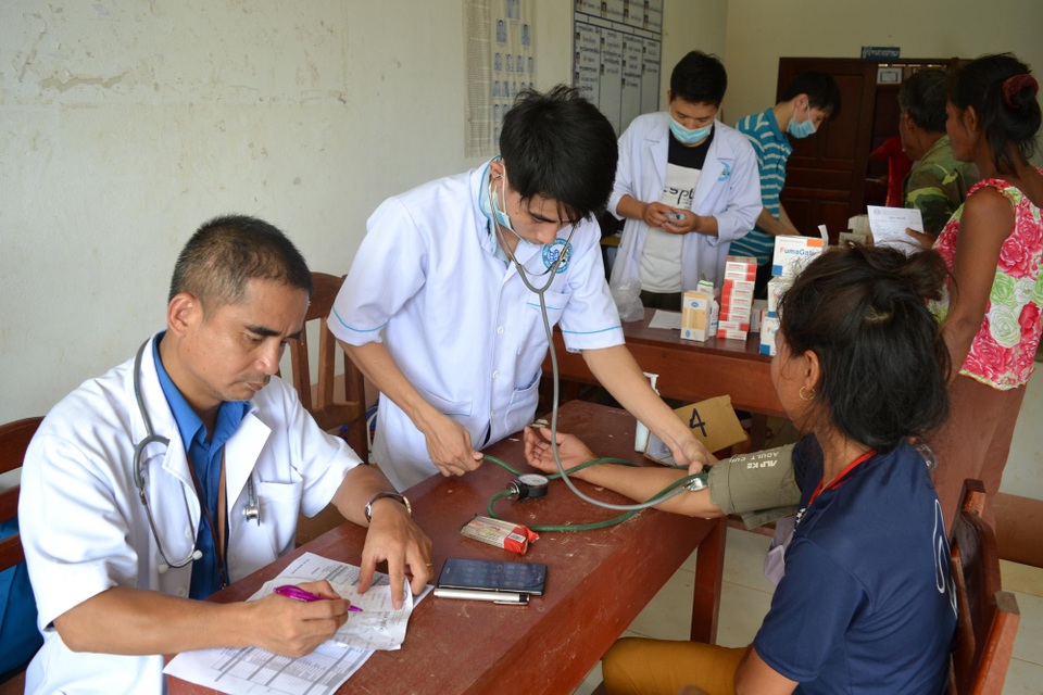 Bác sĩ Việt Nam thâu đêm cứu chữa nạn nhân vụ vỡ đập thủy điện - 1 Bác sĩ Việt Nam thâu đêm cứu chữa nạn nhân vụ vỡ đập thủy điện - 1