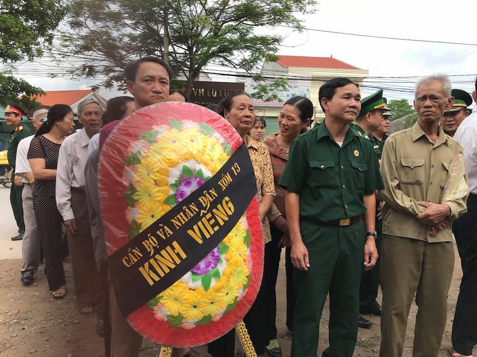Dòng người xếp hàng chờ viếng hai phi công hy sinh trong vụ rơi máy bay - 4 Dòng người xếp hàng chờ viếng hai phi công hy sinh trong vụ rơi máy bay - 4