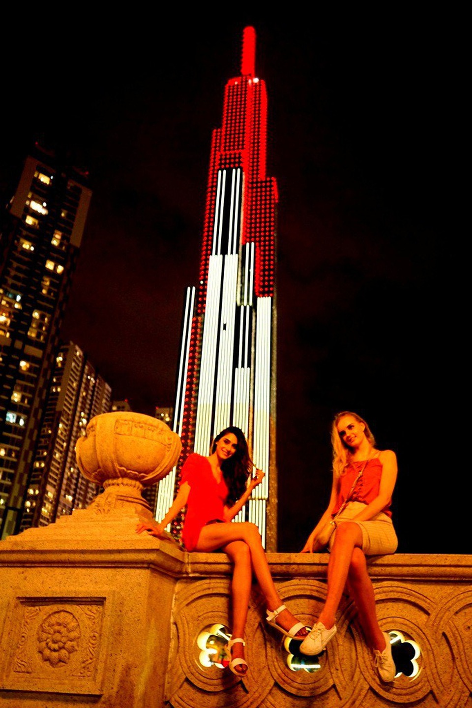 Du khách nước ngoài cũng lưu lại những bức ảnh với phông nền đặc biệt phía sau