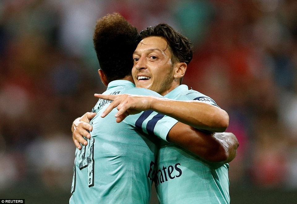 Mesut Ozil lập công, Arsenal vùi dập tan nát PSG - 1
Mesut Ozil tỏa sáng khi lần đầu đeo băng đội trưởng Arsenal