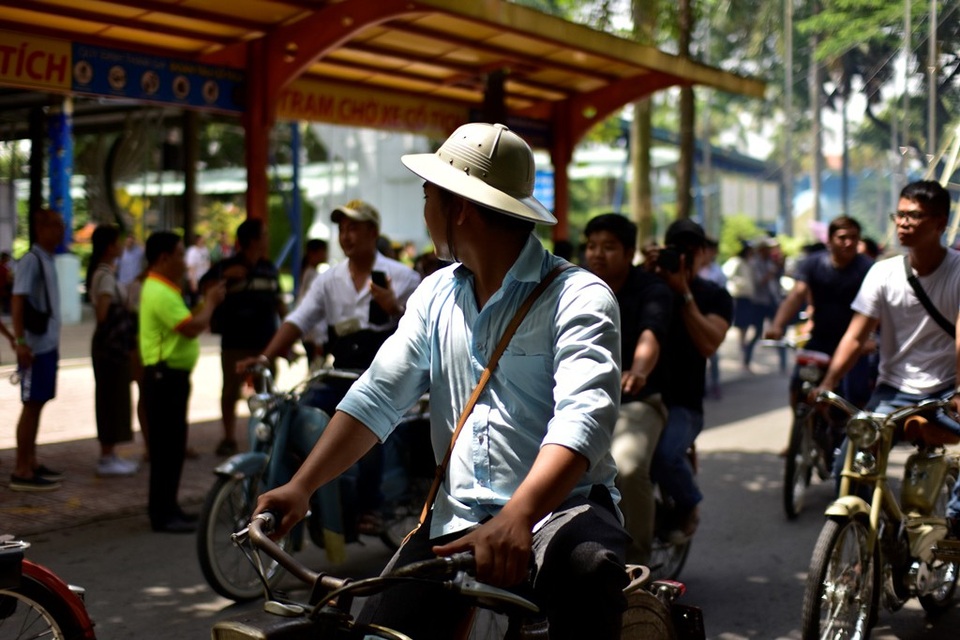 Cổ đến cả chiếc mũ cát trên đầu.