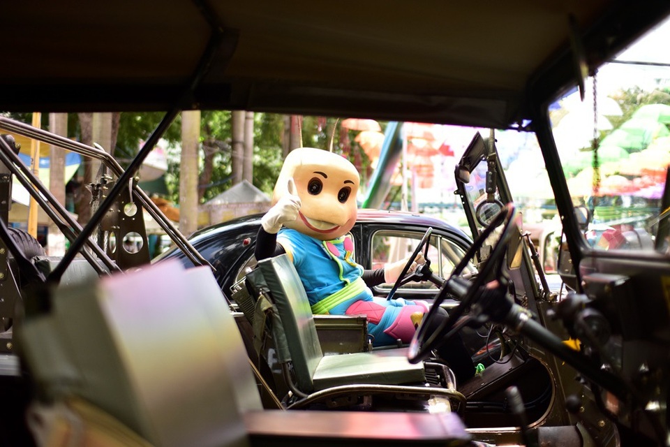 Một chú dế mèn chơi xe Jeep