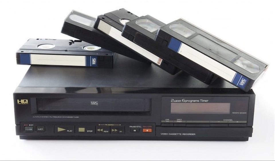 Video Cassette (VCR) được sản xuất bởi các công ty Nhật Bản, đã hoàn toàn làm thay đổi cách thức chúng ta giải trí trong cả truyền hình và phim ảnh