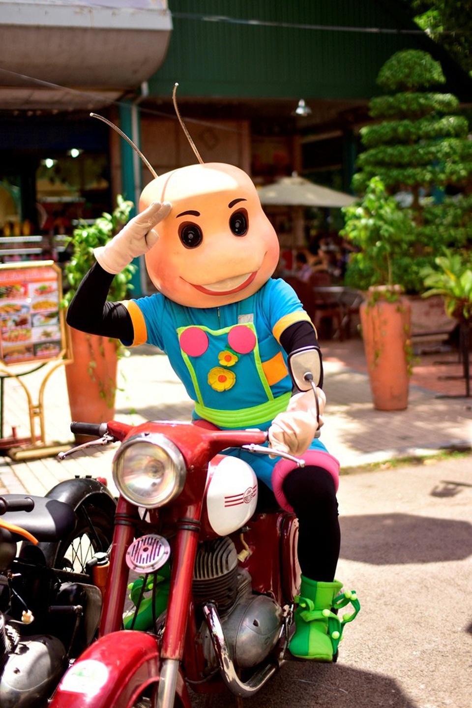 Dế mèn đang ngồi lên một sản phẩm xe Jawa cổ thuộc dòng xe “Xã hội Chủ nghĩa”.