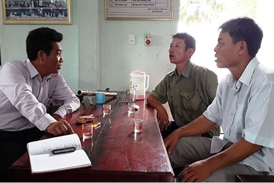 Giảm 9.000 cán bộ thôn và cuộc cách mạng ở xứ Thanh - 1
Cán bộ thôn 1 và lãnh đạo xã Quảng Khê, huyện Quảng Xương (Thanh Hóa) trao đổi về công tác xây dựng nông thôn mới tại địa phương. Ảnh: Báo Nhân dân