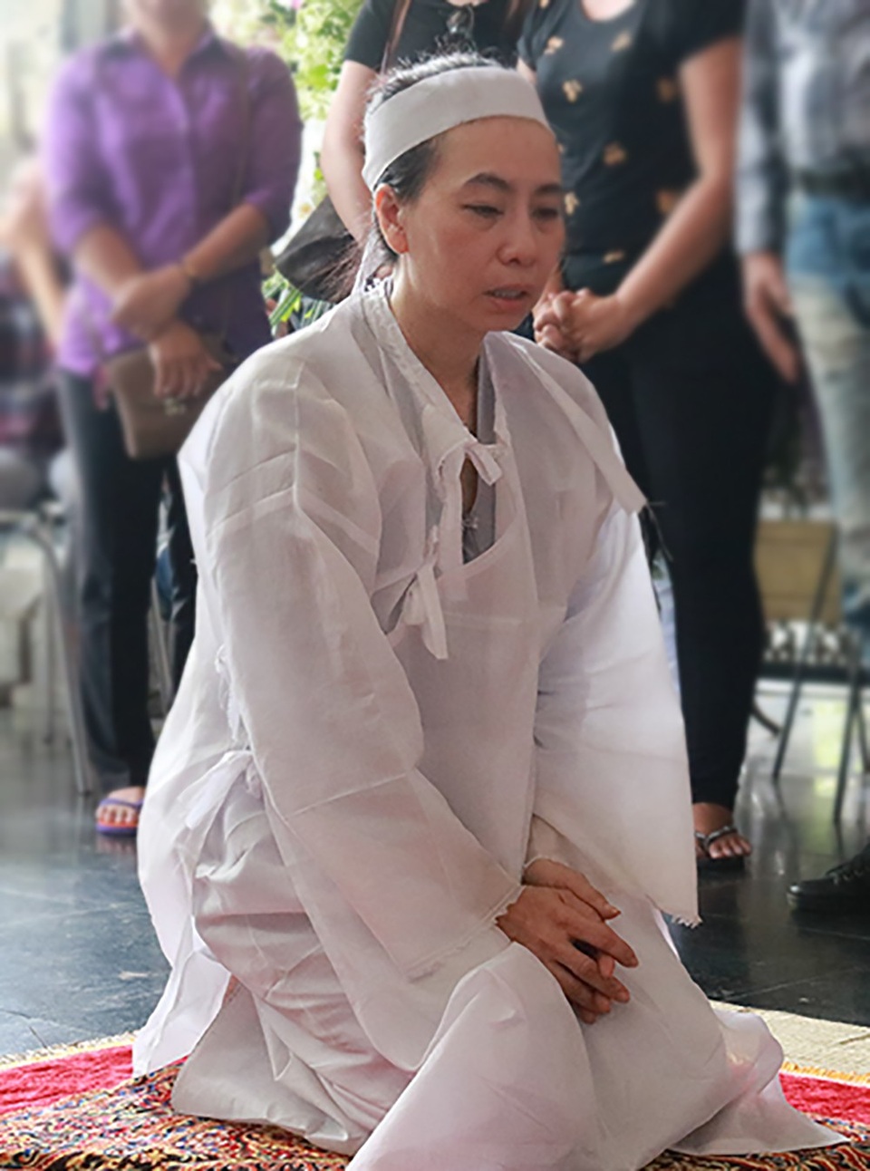 Con trai trưởng NSƯT Thanh Hoàng khóc nghẹn ngào khi về nước chịu tang cha - 9 Chị Phương Đào xúc động khi quỳ trước linh cữu của chồng cùng con trai...