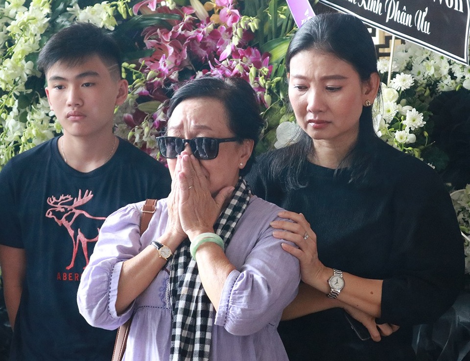 Con trai trưởng NSƯT Thanh Hoàng khóc nghẹn ngào khi về nước chịu tang cha - 8 Nhìn cảnh cả gia đình đau lòng ôm nhau khóc vì sự mất mát to lớn và đột ngột, nghệ sĩ Mỹ Uyên và đồng nghiệp không nén được xúc động cũng rưng rưng nước mắt.