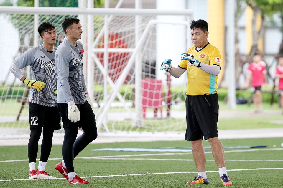 Những ngôi sao từng toả sáng ở giải U23 châu Á có thể mất chỗ ở Olympic Việt Nam - 1 Đặng Văn Lâm có thể chiếm suất của Bùi Tiến Dũng trong khung thành (ảnh: Gia Hưng)