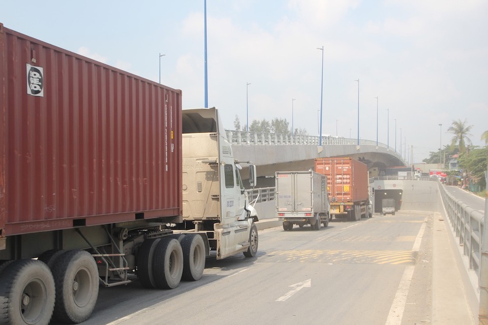 TPHCM: Hạn chế xe tải lưu thông vào khu vực nội đô - 1 Xe container lưu thông trên đường Võ Chí Công, hướng vào cảng Cát Lái