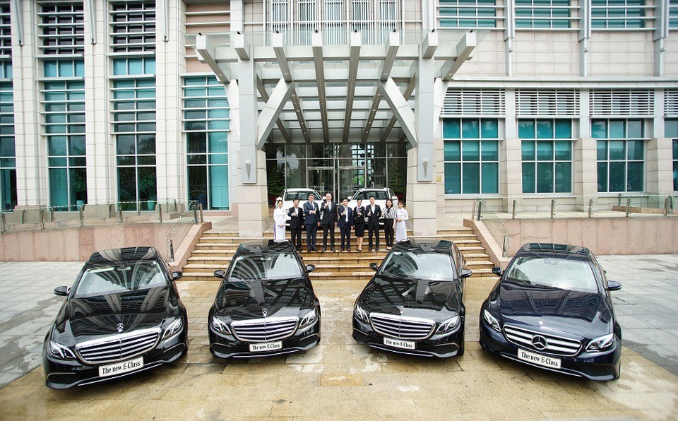 Mercedes-Benz E-Class liên tục hút khách hàng mảng khách sạn cao cấp - 4
6 chiếc xe E-Class thế hệ mới thuộc các phiên bản E 200 và E 250 đã bàn giao cho Công Ty Cổ Phần ĐTXD & PTHT Nam Việt Á - chủ đầu tư khách sạn Grand Mercure Đà Nẵng.