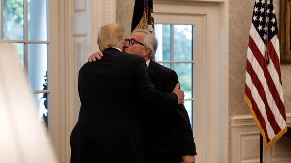 Nụ hôn gây chú ý của lãnh đạo châu Âu và Tổng thống Trump - 1 Chủ tịch Ủy ban châu Âu Jean-Claude Juncker ôm hôn Tổng thống Trump tại Nhà Trắng (Ảnh: RT)