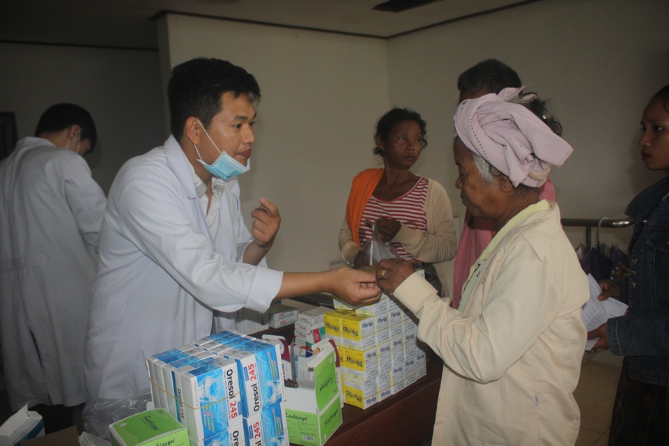 Bác sĩ Việt Nam thâu đêm cứu chữa nạn nhân vụ vỡ đập thủy điện - 4 
Khám chữa bệnh và cấp phát thuốc cho bà con huyện Sanamxay