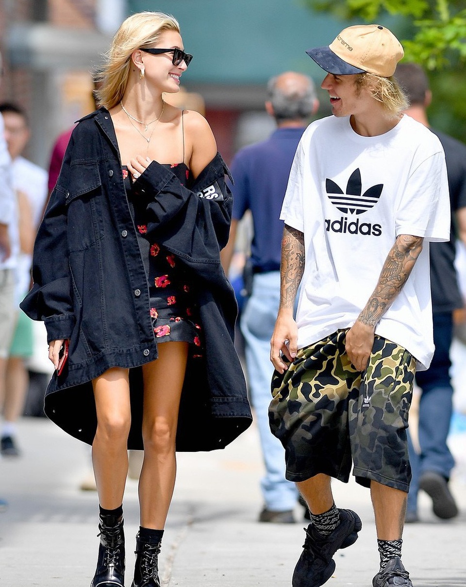 Justin Bieber âu yếm vợ tương lai trong quán cafe - 12
Ngày 27/7, Jusitn và Hailey lại xuất hiện bên nhau tại New York.