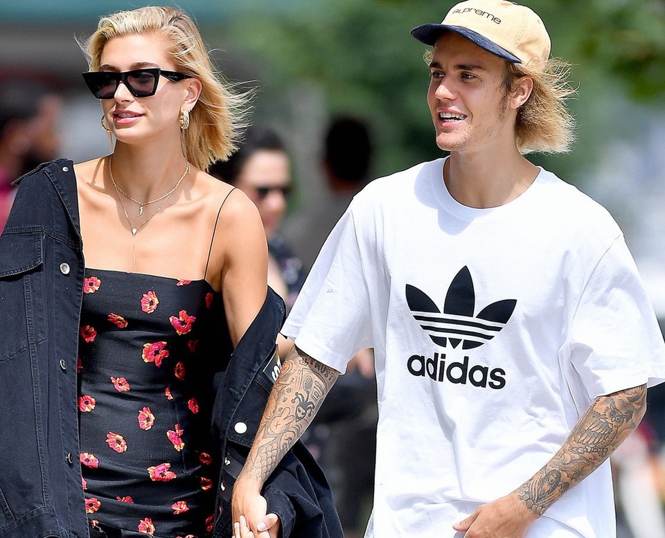 Justin Bieber âu yếm vợ tương lai trong quán cafe - 13
Hailey mặc rất đẹp và nữ tính khi đi chơi cùng bạn trai. Nụ cười hạnh phúc luôn nở trên môi cô.