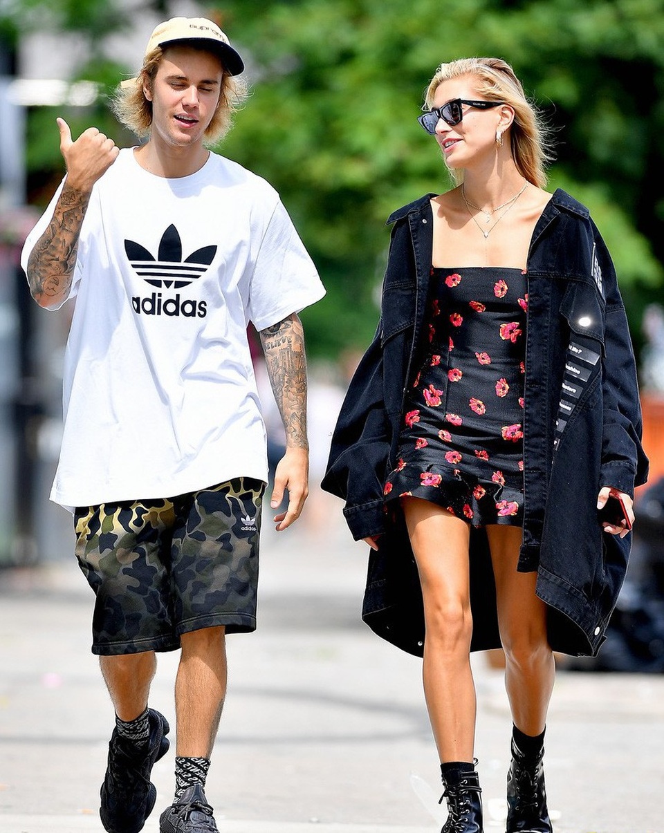 Justin Bieber âu yếm vợ tương lai trong quán cafe - 14
Hailey thổ lộ, cô hâm mộ Justin từ khi chỉ là cô gái mới lớn và luôn xem anh là một phần đặc biệt trong cuộc đời mình. Đính hôn với anh là điều khiến cô hạnh phúc nhất lúc này.