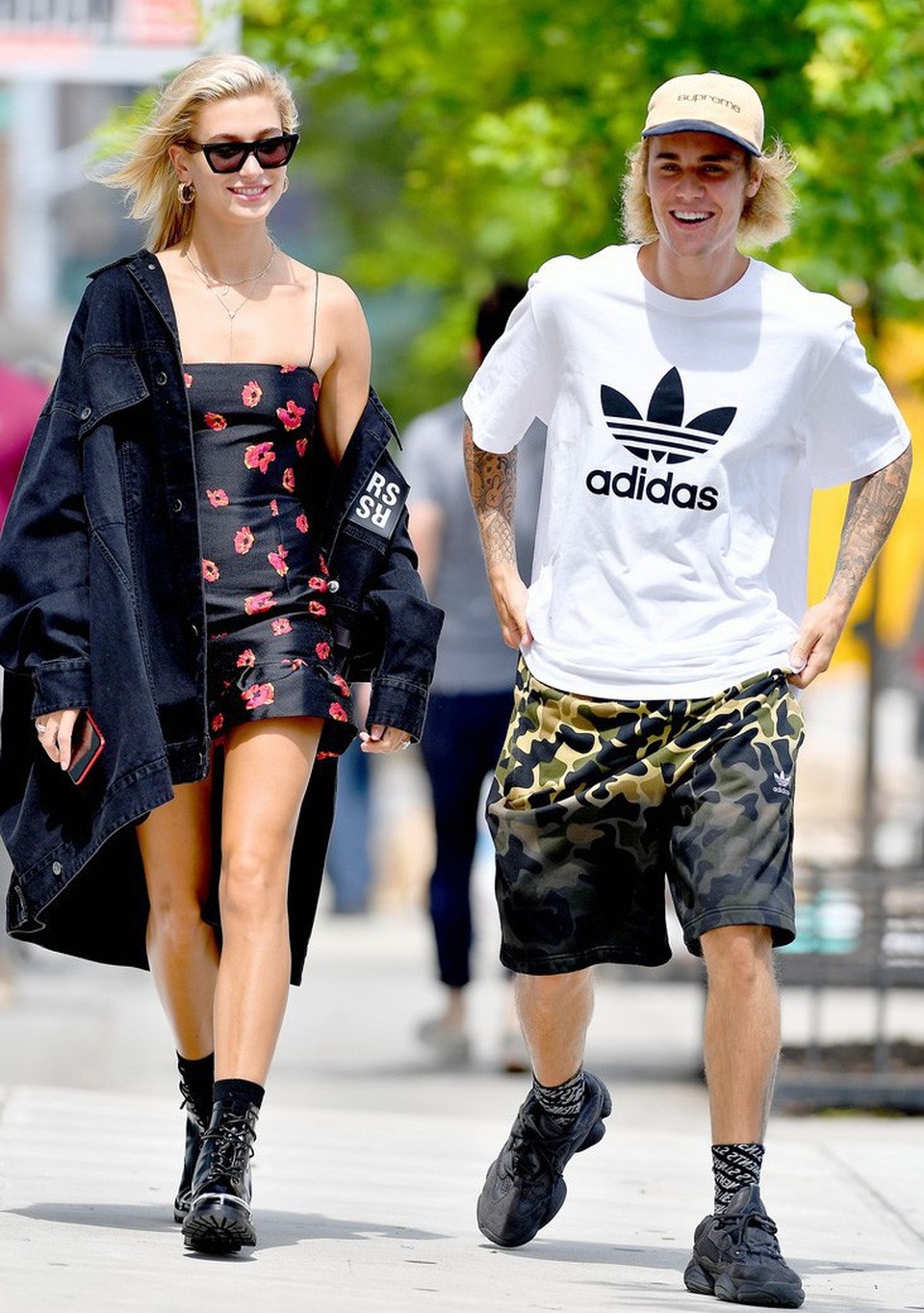 Justin Bieber âu yếm vợ tương lai trong quán cafe - 16
Trước Hailey, Justin từng hò hẹn với khá nhiều bóng hồng nổi tiếng của Hollywood, và trong đó, chuyện tình ồn ào và nhiều nước mắt với Selena Gomez được xem là nổi bật nhất.