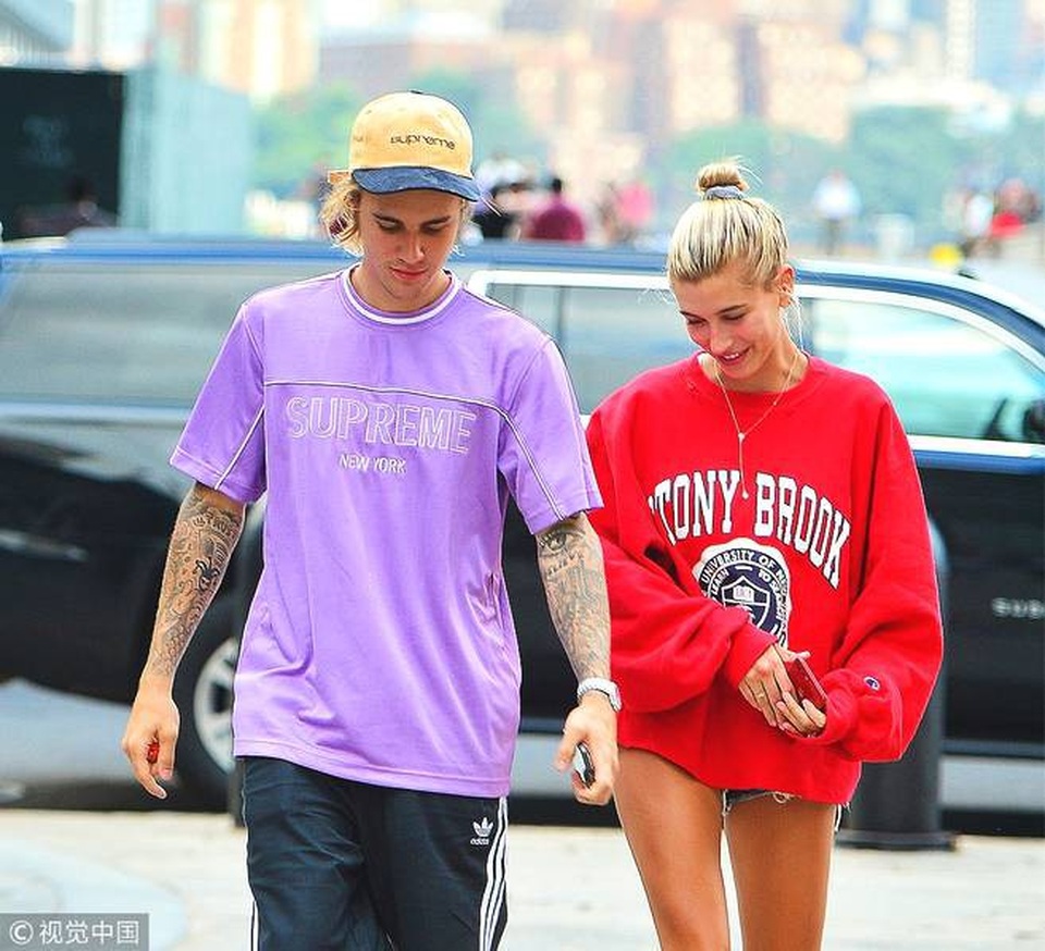 Justin Bieber âu yếm vợ tương lai trong quán cafe - 7
Justin vốn là một giọng ca nổi tiếng thế giới còn Hailey đang là một người mẫu thế hệ 9x. Justin mới 24 tuổi và Hailey 21 tuổi.