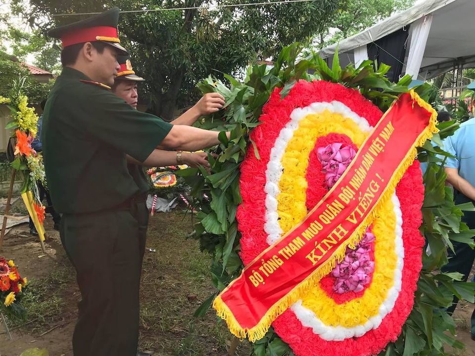 Dòng người xếp hàng chờ viếng hai phi công hy sinh trong vụ rơi máy bay - 3
Các đồng đội chỉnh trang vòng hoa.