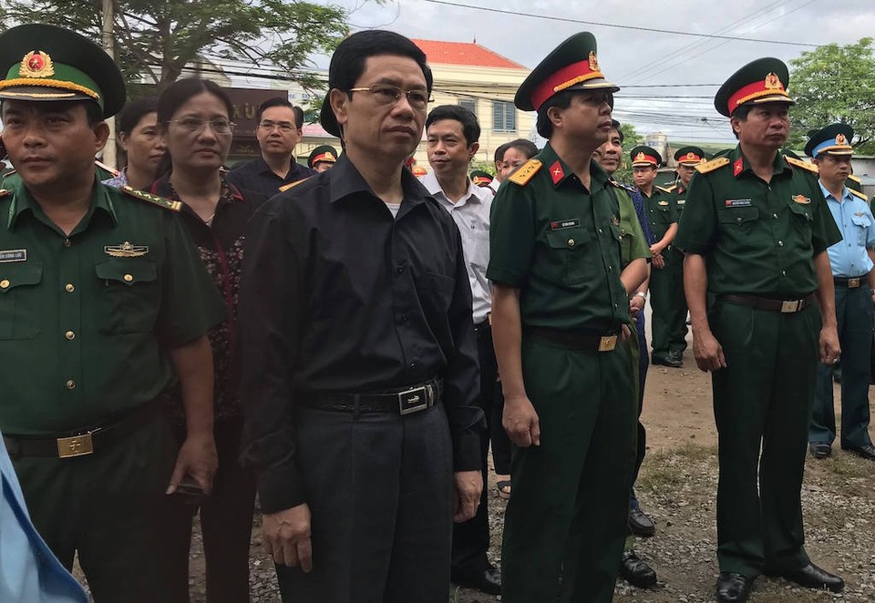 Dòng người xếp hàng chờ viếng hai phi công hy sinh trong vụ rơi máy bay - 2
Ông Nguyễn Xuân Sơn - Phó Bí thư Tỉnh uỷ, Chủ tịch HĐND tỉnh Nghệ An có mặt từ rất sớm.