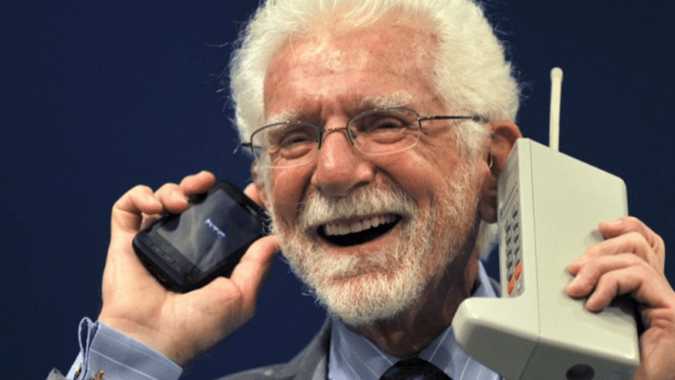 So sánh kích thước của Motorola DynaTAC 8000X với một chiếc điện thoại nắp trượt của HTC.