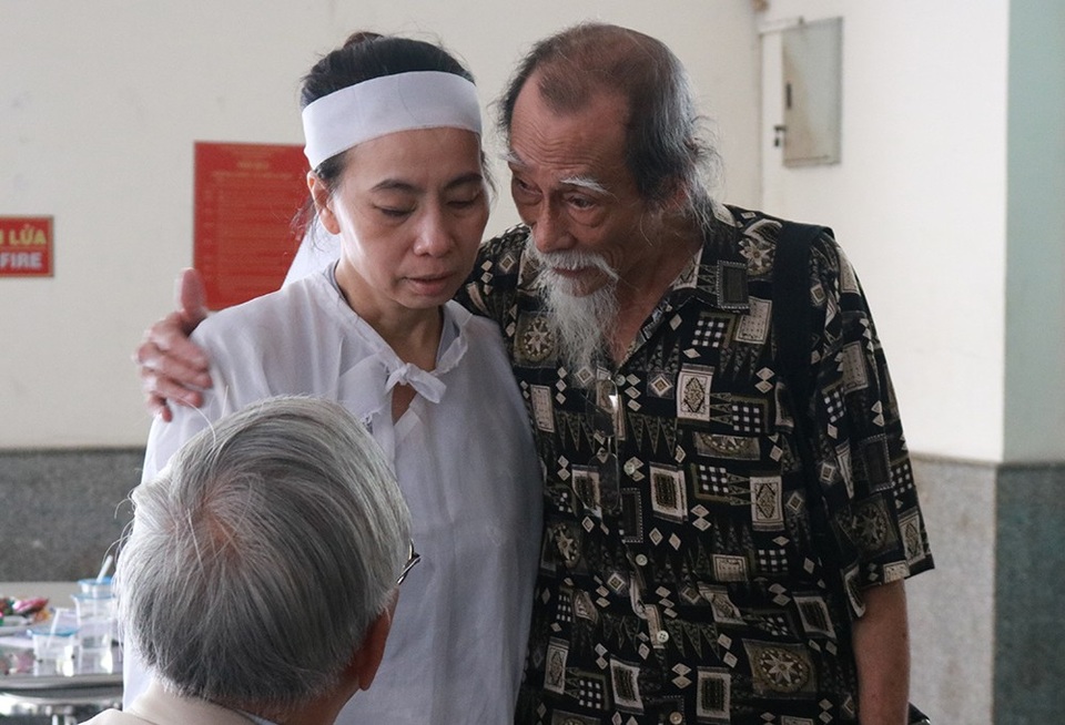 NSƯT Hữu Châu: “Khi biết bệnh tình, tôi thấy anh Thanh Hoàng làm việc nhiều hơn” - 13
Nghệ sĩ ưu tú Mạnh Dung an ủi và khuyên vợ cố nghệ sĩ Thanh Hoàng sớm vượt qua sự mất mát này...