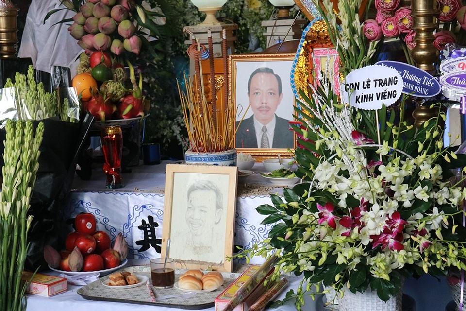 NSƯT Hữu Châu: “Khi biết bệnh tình, tôi thấy anh Thanh Hoàng làm việc nhiều hơn” - 1 NSƯT Thanh Hoàng qua đời ngày 26/7 vì bệnh ung thư phổi. Tang lễ của nghệ sĩ Thanh Hoàng sẽ diễn ra từ ngày 27-28/7 tại Nhà tang lễ TPHCM. Lễ động quan diễn ra lúc 7h ngày 29/7, linh cữu của ông sẽ được đưa đi hỏa táng tại Bình Hưng Hòa.