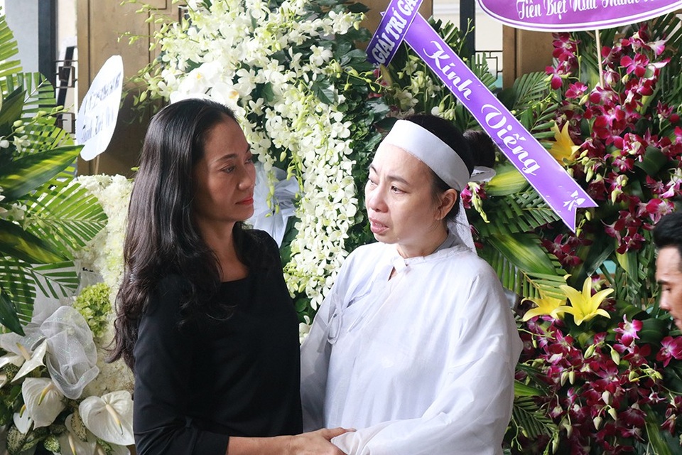 NSƯT Hữu Châu: “Khi biết bệnh tình, tôi thấy anh Thanh Hoàng làm việc nhiều hơn” - 6
NSƯT Hạnh Thúy không nén được xúc động bật khóc khi an ủi vợ nghệ sĩ Thanh Hoàng trong đám tang.