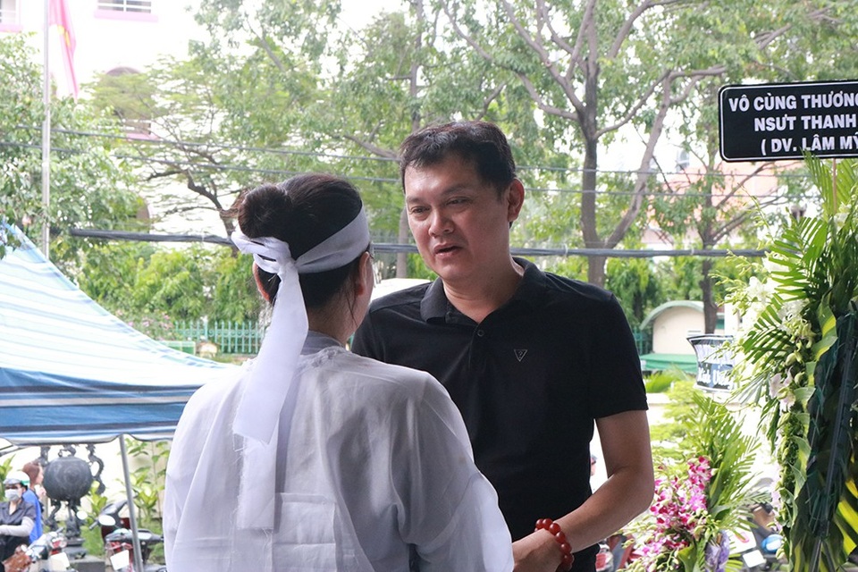 NSƯT Hữu Châu: “Khi biết bệnh tình, tôi thấy anh Thanh Hoàng làm việc nhiều hơn” - 2
NSƯT Hữu Châu thăm hỏi chia sẻ sự mất mát cùng vợ cố nghệ sĩ Thanh Hoàng