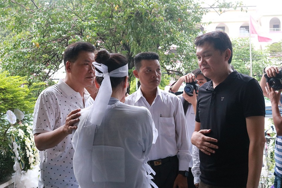 NSƯT Hữu Châu: “Khi biết bệnh tình, tôi thấy anh Thanh Hoàng làm việc nhiều hơn” - 4 Nghệ sĩ Hữu Nghĩa cũng đến viếng và chia buồn cùng gia đình nghệ sĩ Thanh Hoàng