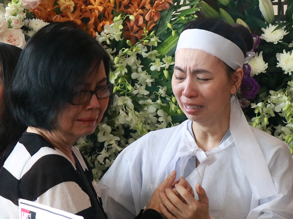 NSƯT Hữu Châu: “Khi biết bệnh tình, tôi thấy anh Thanh Hoàng làm việc nhiều hơn” - 12 Nguyễn Chánh Tín và vợ đều xúc động rơi nước mắt trước sự ra đi đột ngột của tác giả Dạ cổ hoài lang