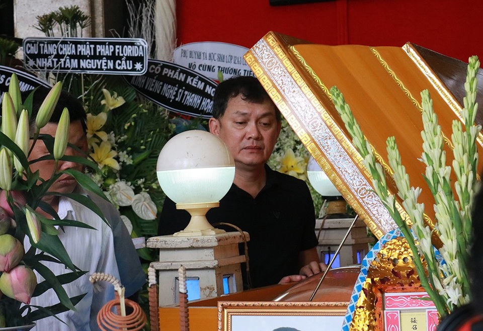 NSƯT Hữu Châu: “Khi biết bệnh tình, tôi thấy anh Thanh Hoàng làm việc nhiều hơn” - 3 “Nghe tin anh mất tôi cảm thấy rất buồn và bần thần, giờ đây thế hệ chúng tôi đã bắt đầu phải khóc tiễn biệt nhau. Đối với anh Hoàng, bảo tôi phải nói điều gì với anh thì thật sự tôi không biết phải nói làm sao, nhưng tôi chỉ biết một điều rằng sâu thẳm trong lòng tôi là một nỗi buồn và đau đớn nhất”, nghệ sĩ Hữu Châu đau lòng khi phải tiễn biệt người đồng nghiệp tài năng.