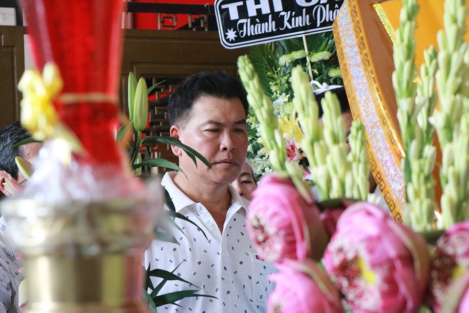 NSƯT Hữu Châu: “Khi biết bệnh tình, tôi thấy anh Thanh Hoàng làm việc nhiều hơn” - 5 Nghệ sĩ Hữu Nghĩa chia sẻ thêm: “Thanh Hoàng là một người sống rất là tình cảm, tuy rằng nhìn bên ngoài anh ấy có vẻ đạo mạo nhưng thực chất lại rất vui tính. Sự ra đi của anh rất bất ngờ khiến chúng tôi không khỏi bối rối và tiếc thương. Tôi mong rằng linh hồn anh sẽ được siêu thoát và bà xã của anh có thể vượt qua được nỗi buồn này”.