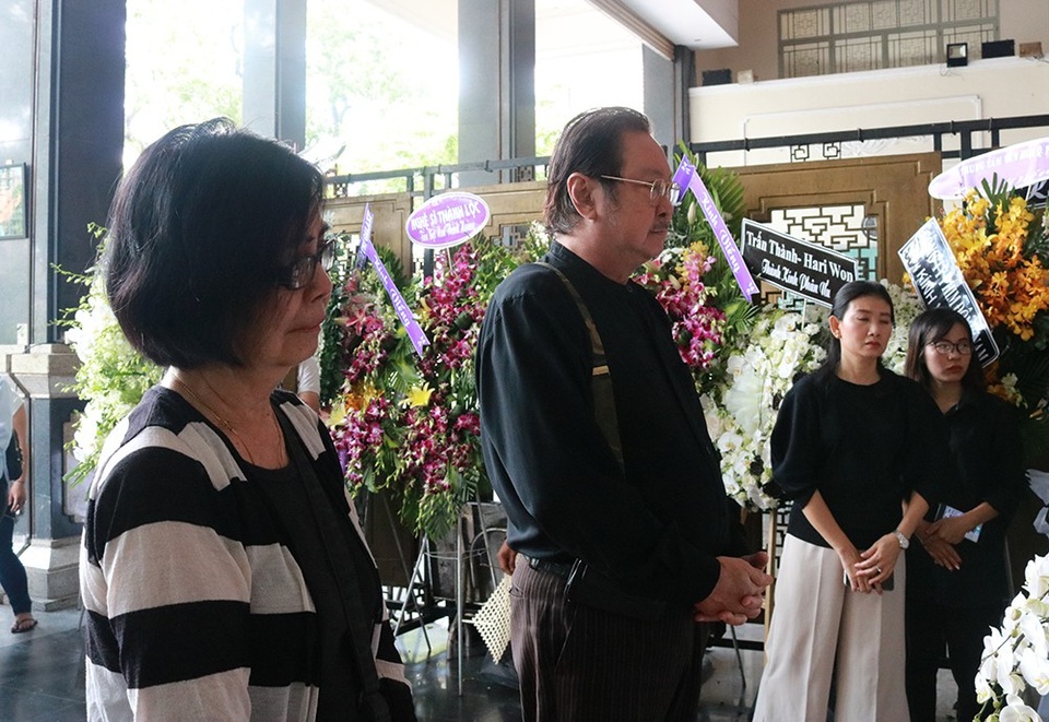 NSƯT Hữu Châu: “Khi biết bệnh tình, tôi thấy anh Thanh Hoàng làm việc nhiều hơn” - 10 Nghệ sĩ Nguyễn Chánh Tín và vợ đến viếng nghệ sĩ Thanh Hoàng