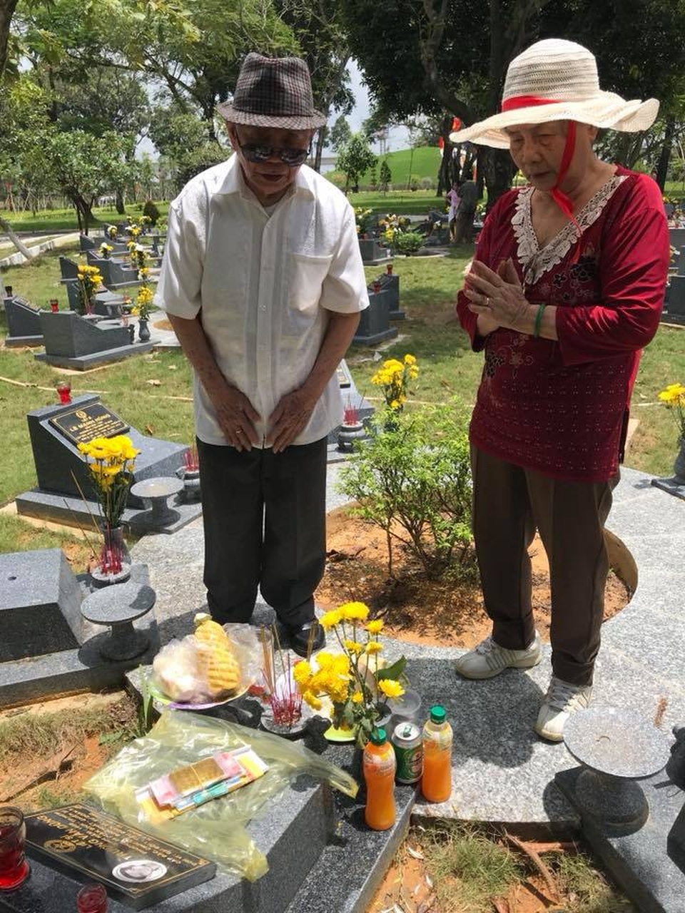 Ca sĩ Ngọc Ánh rơi nước mắt khi kể về anh trai là liệt sĩ - 1 Ba mẹ ca sĩ Ngọc Ánh đến viếng mộ con trai tại Nghĩa trang Liệt sĩ Hàng Dương (Thủ Đức) sáng ngày 27/7