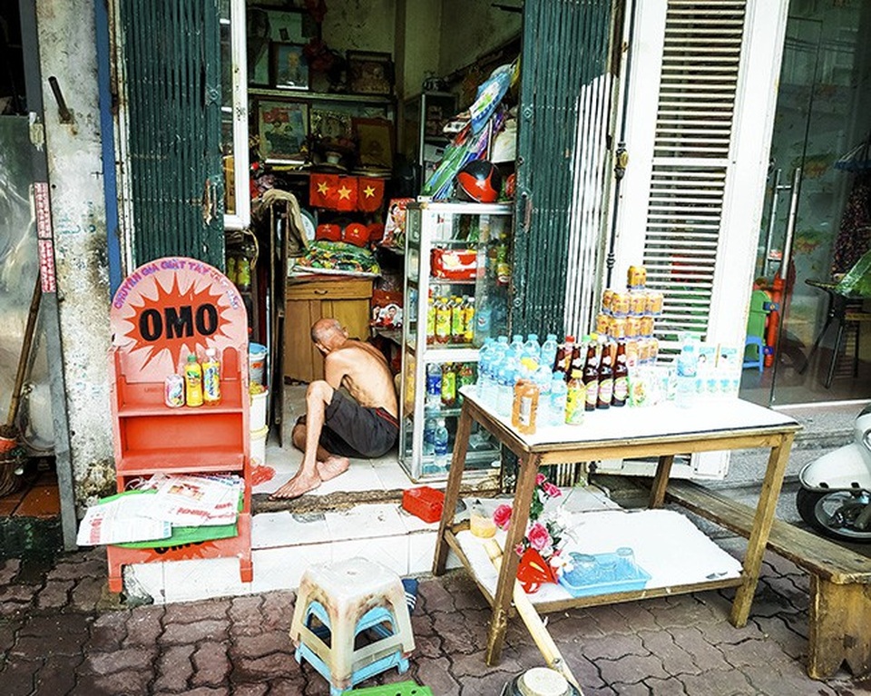 Cựu chiến binh hơn trăm tuổi vẫn bán quán mưu sinh giữa Thủ đô - 1 Cựu chiến binh hơn trăm tuổi vẫn bán quán mưu sinh giữa Thủ đô - 1