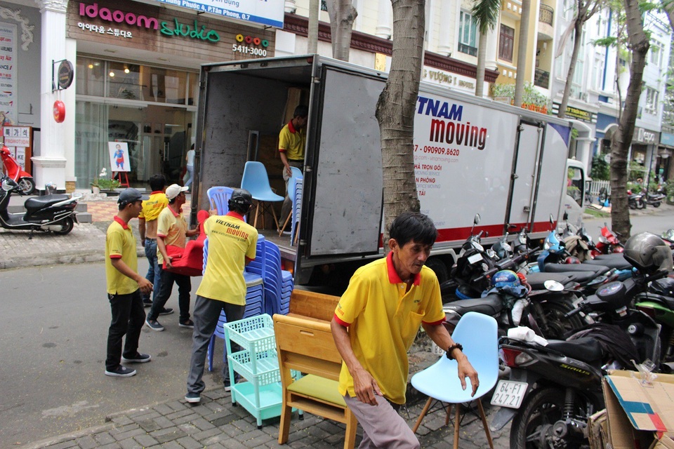 Dịch vụ taxi tải chuyển nhà trọn gói giá rẻ TPHCM – chỉ từ 140k tại Vietnam Moving - 1 Đội ngũ nhân viên cung cấp dịch vụ taxi tải chuyển nhà trọn gói giá rẻ TPHCM tại Vietnam Moving